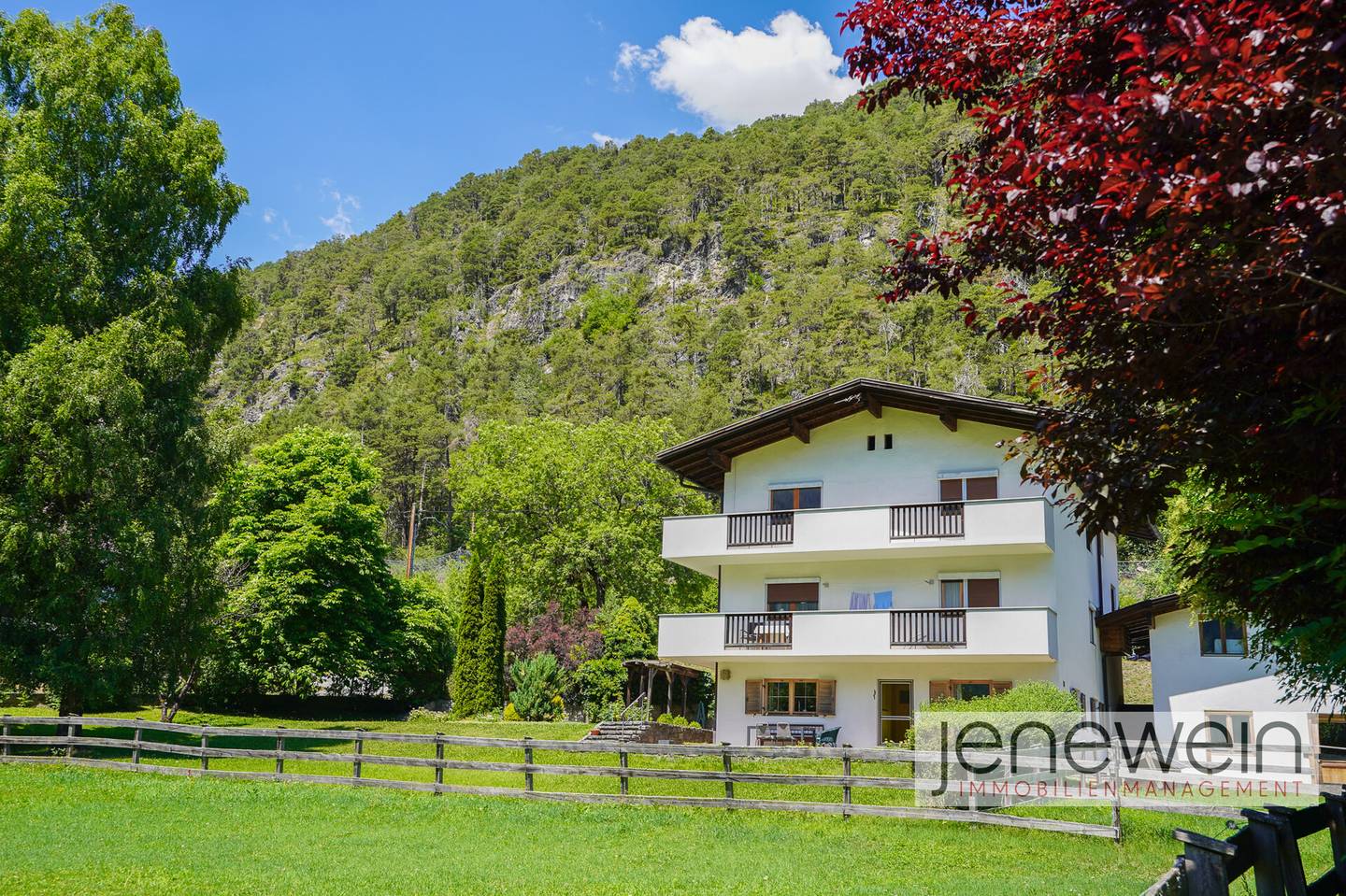 Ruhig gelegene Familienwohnung mit großem Garten und Bergblick