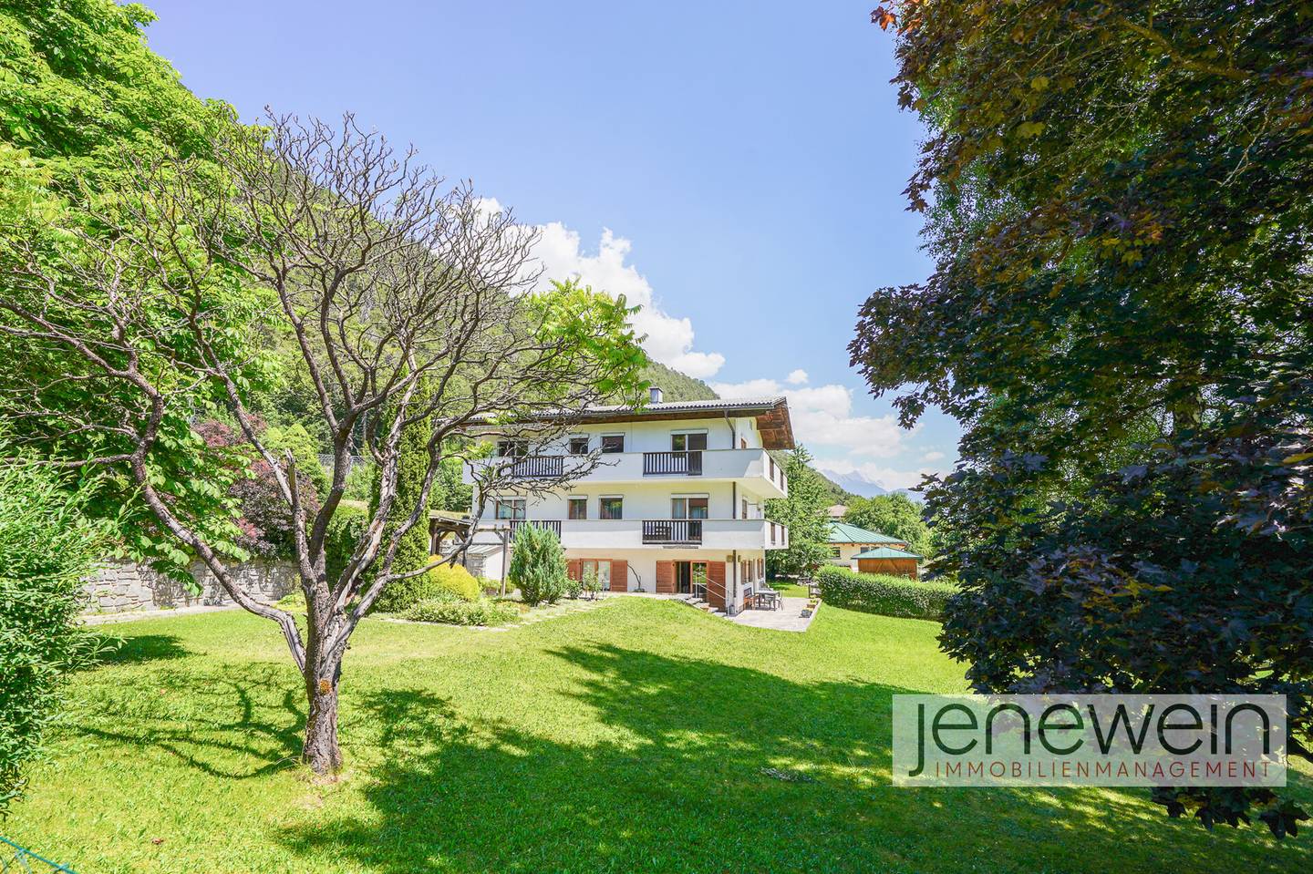 Ruhig gelegene Familienwohnung mit großem Garten und Bergblick