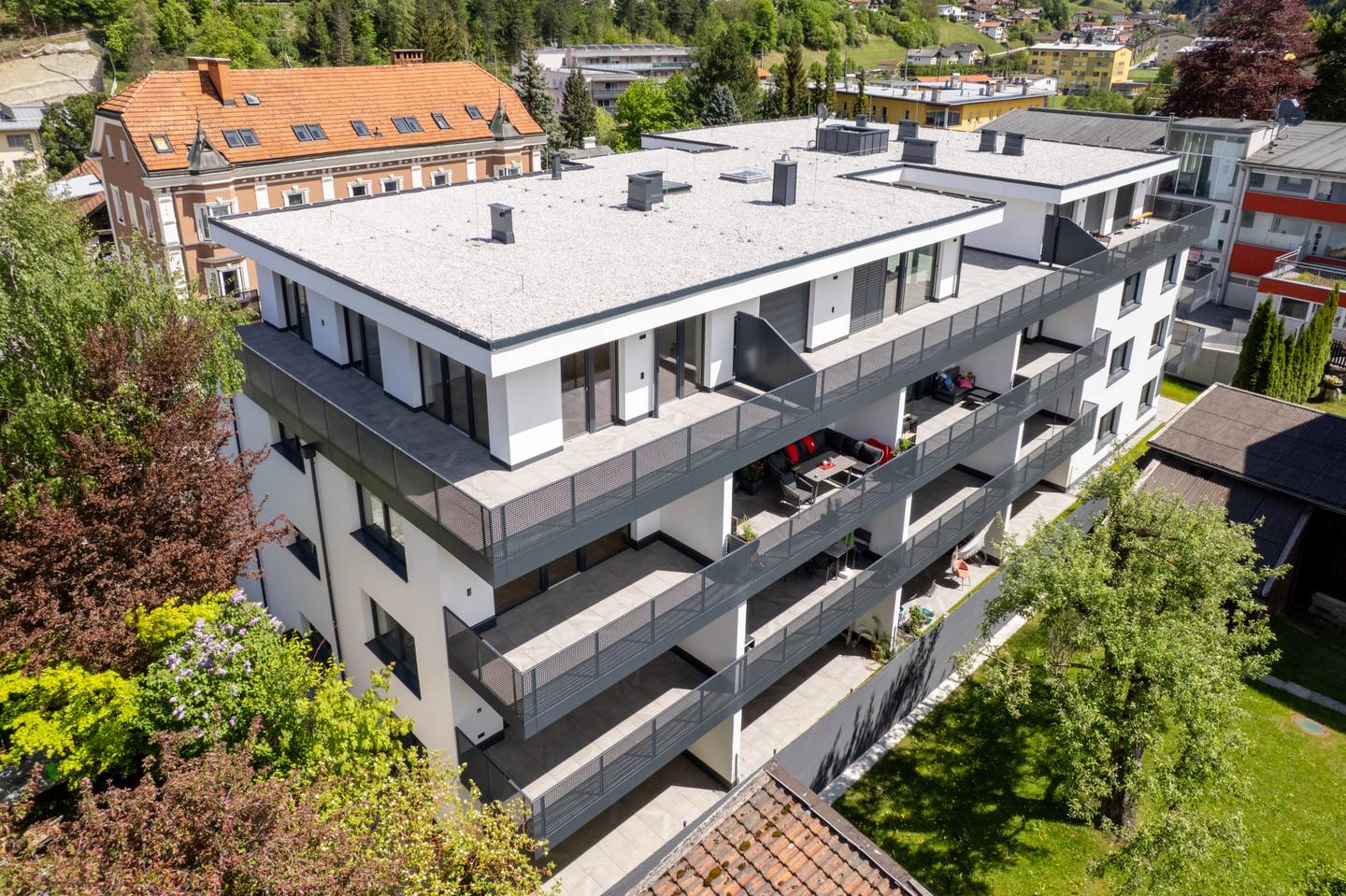 High quality new build apartment near town center with balcony