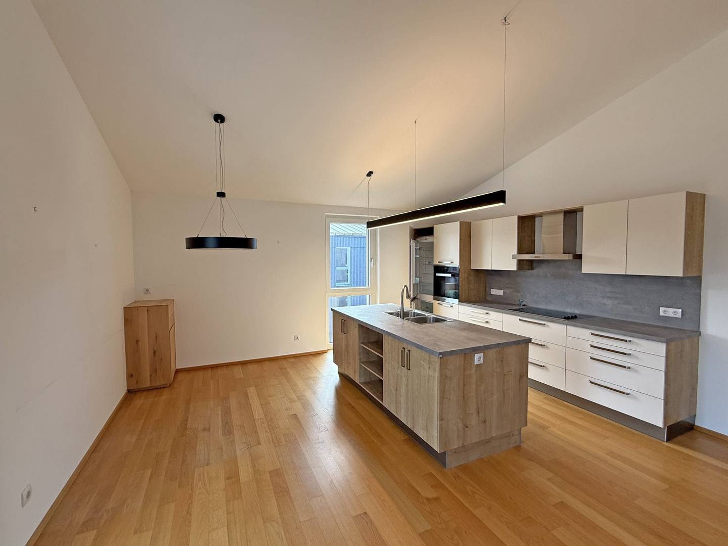 Lichtdurchflutete Dachgeschosswohnung mit Loggia