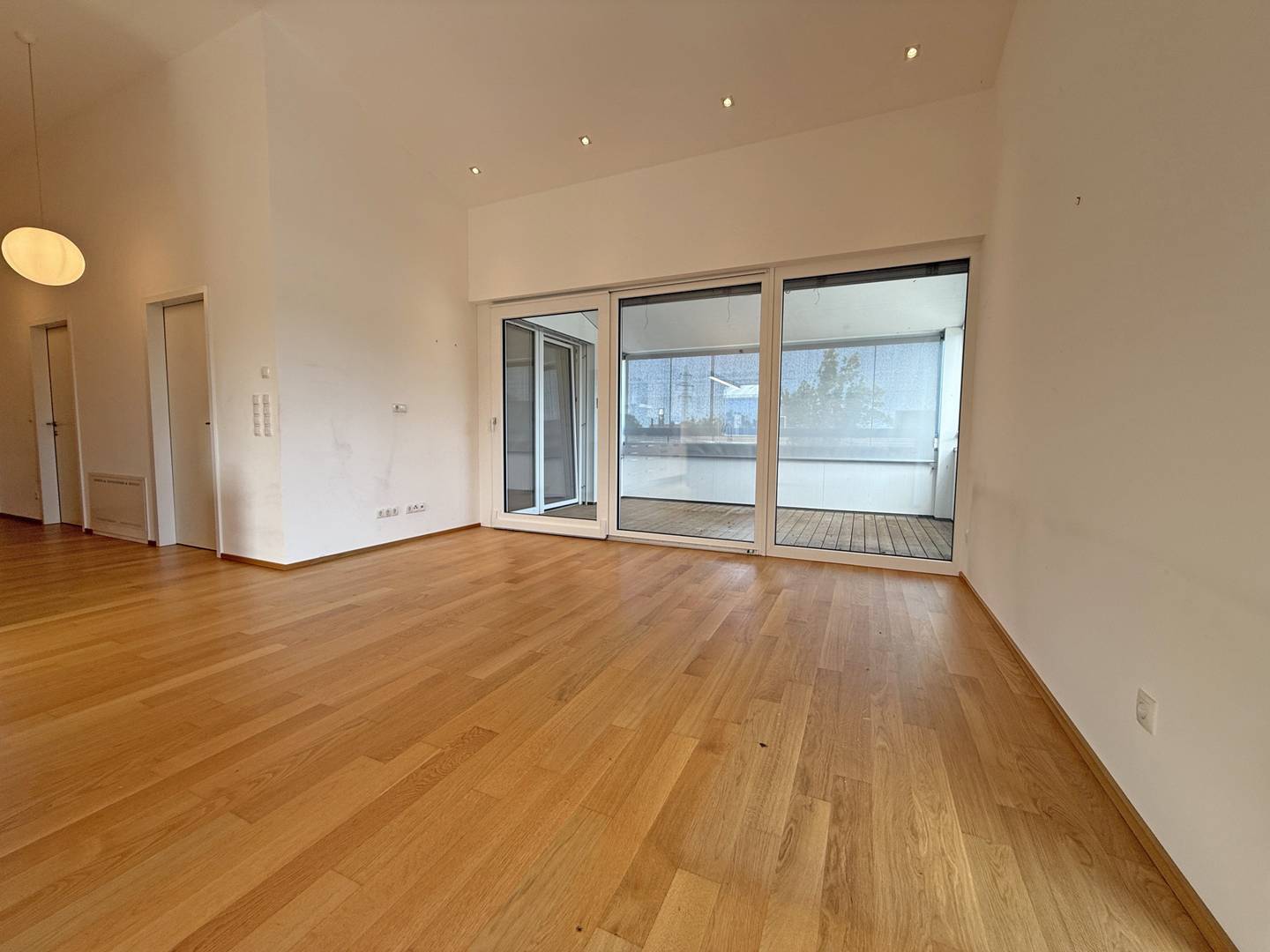 Lichtdurchflutete Dachgeschosswohnung mit Loggia