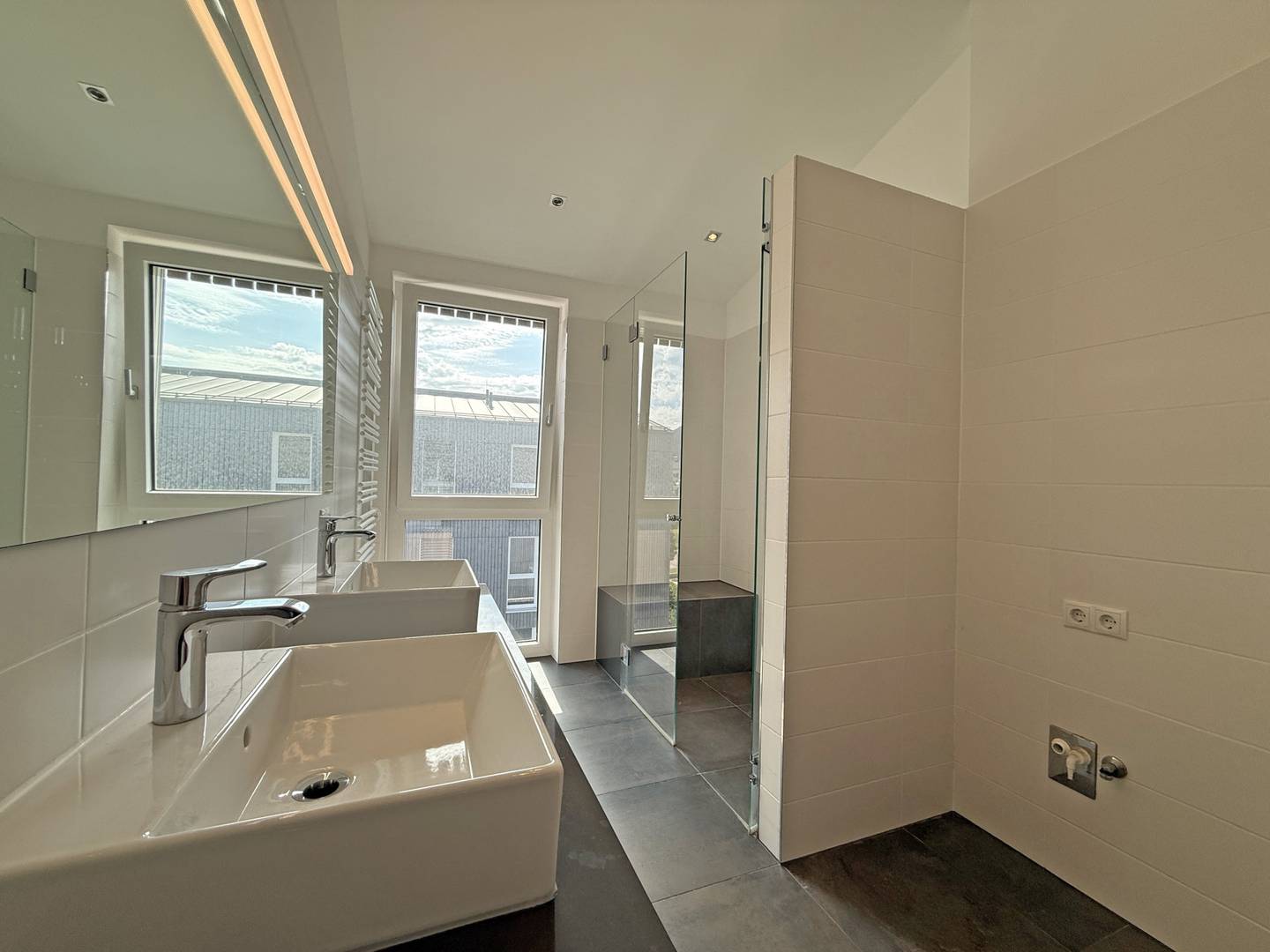 Lichtdurchflutete Dachgeschosswohnung mit Loggia