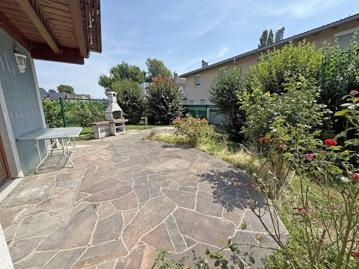 Familienwohnung mit großem Garten sonniger Terrasse und Garage