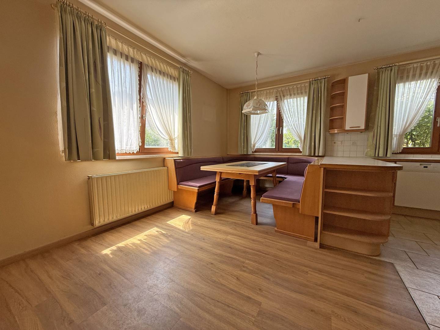 Familienwohnung mit großem Garten sonniger Terrasse und Garage