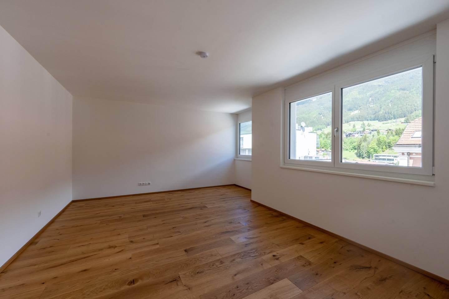 Bright new build apartment in central location with balcony