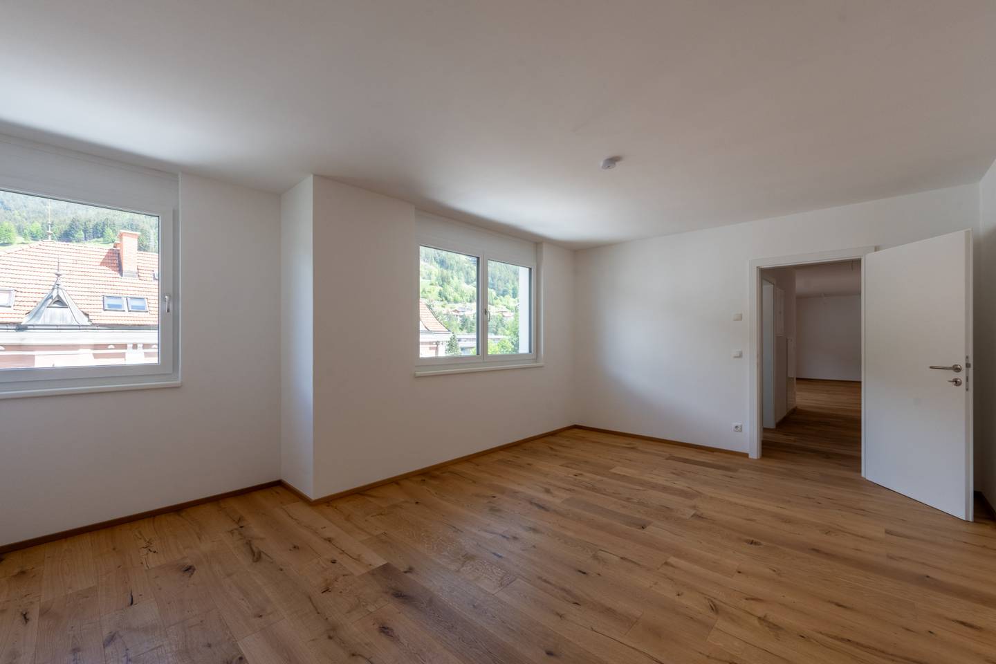 Bright new build apartment in central location with balcony