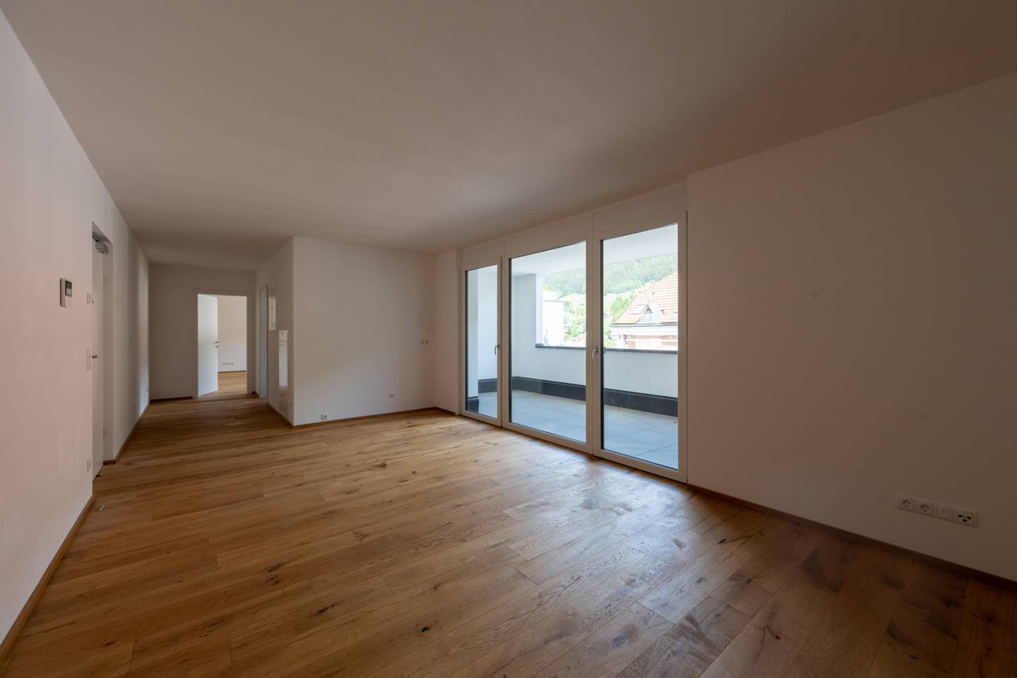 Bright new build apartment in central location with balcony