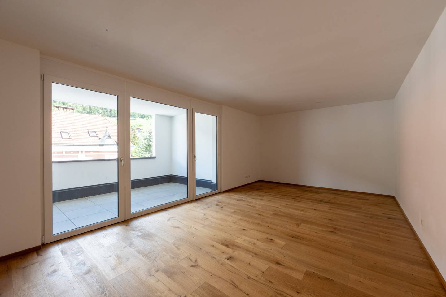 Bright new build apartment in central location with balcony