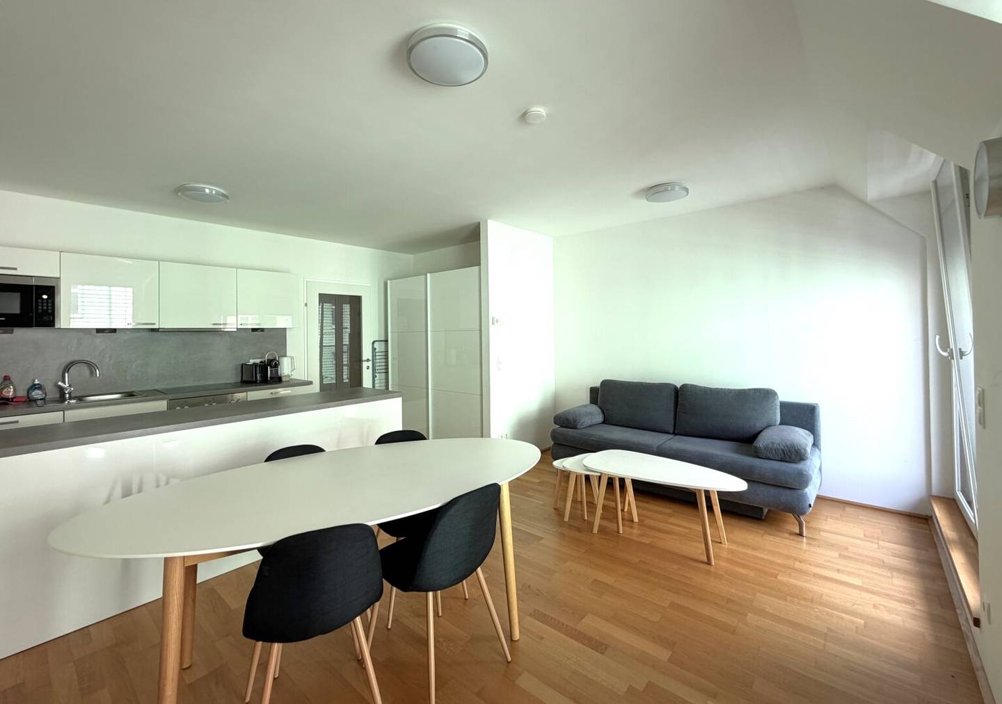 MODERN &amp; KOMFORTABEL - VOLLMÖBLIERTE 2 ZIMMER WOHNUNG MIT BALKON