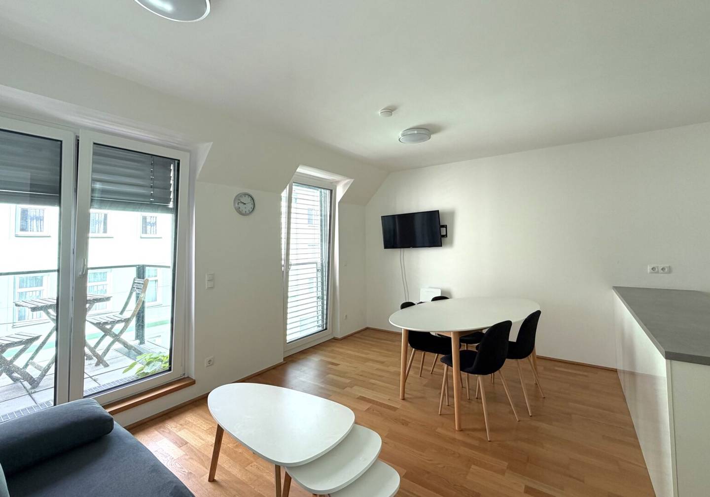 MODERN &amp; KOMFORTABEL - VOLLMÖBLIERTE 2 ZIMMER WOHNUNG MIT BALKON