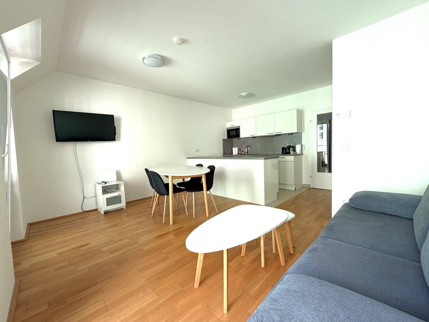 MODERN &amp; KOMFORTABEL - VOLLMÖBLIERTE 2 ZIMMER WOHNUNG MIT BALKON
