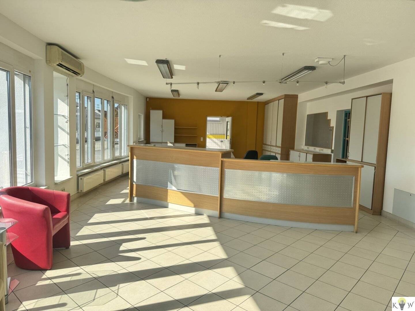 Repräsentatives Bürogebäude mit Erweiterungspotenzial in Gols