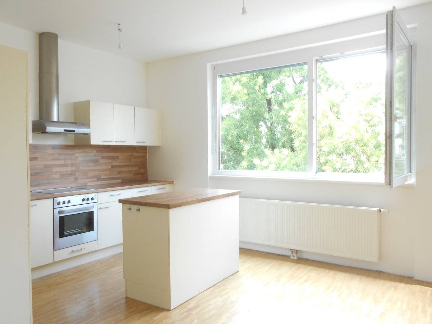 LENDPLATZ sunny, renovated 3-room, underground parking