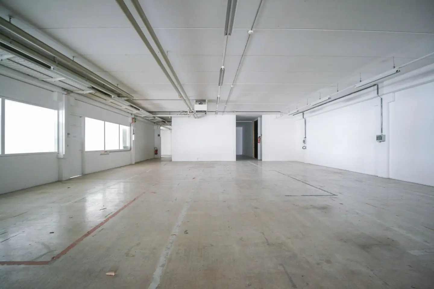 Büro-Lager-Produktionshalle am Stadtrand in Salzburg-Mayrwies