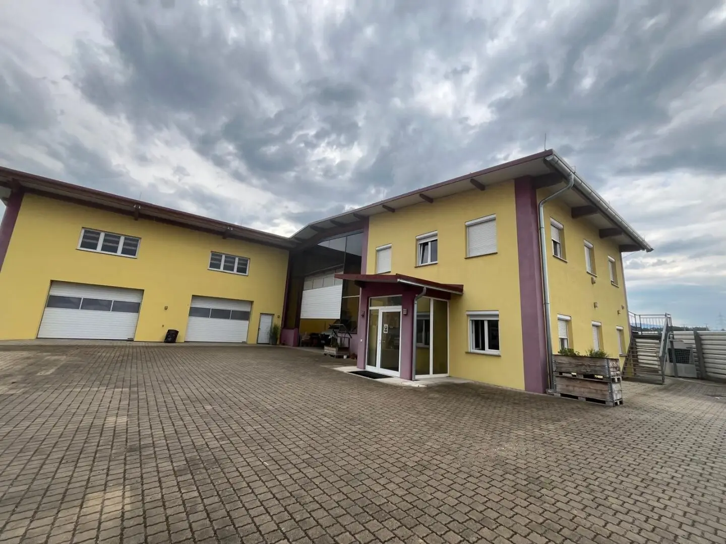Attractive commercial property in Ternitz – halls and office space for rent