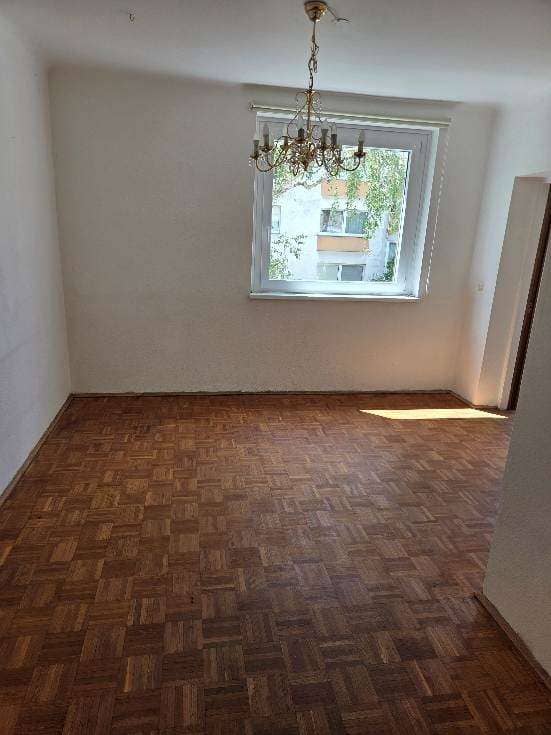 Helle Wohnung mit Blick in den grünen Innenhof und Aufzug