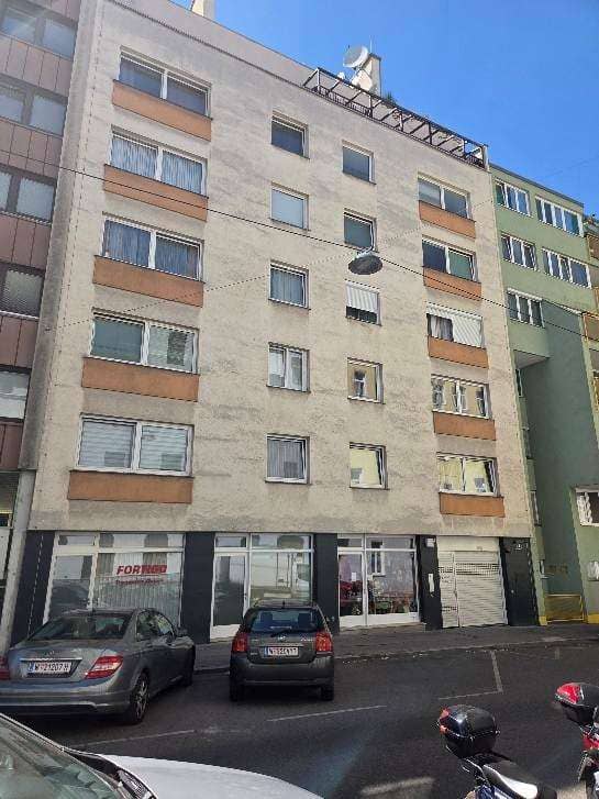 Helle Wohnung mit Blick in den grünen Innenhof und Aufzug