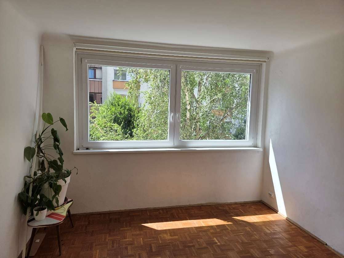 Helle Wohnung mit Blick in den grünen Innenhof und Aufzug