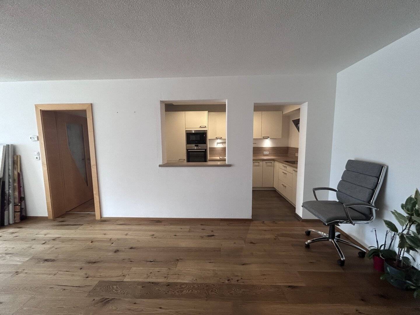 Fritzens: Wohnen auf der Sonnenseite – 3-Zimmer-Wohnung mit Südterrasse und Kachelofen