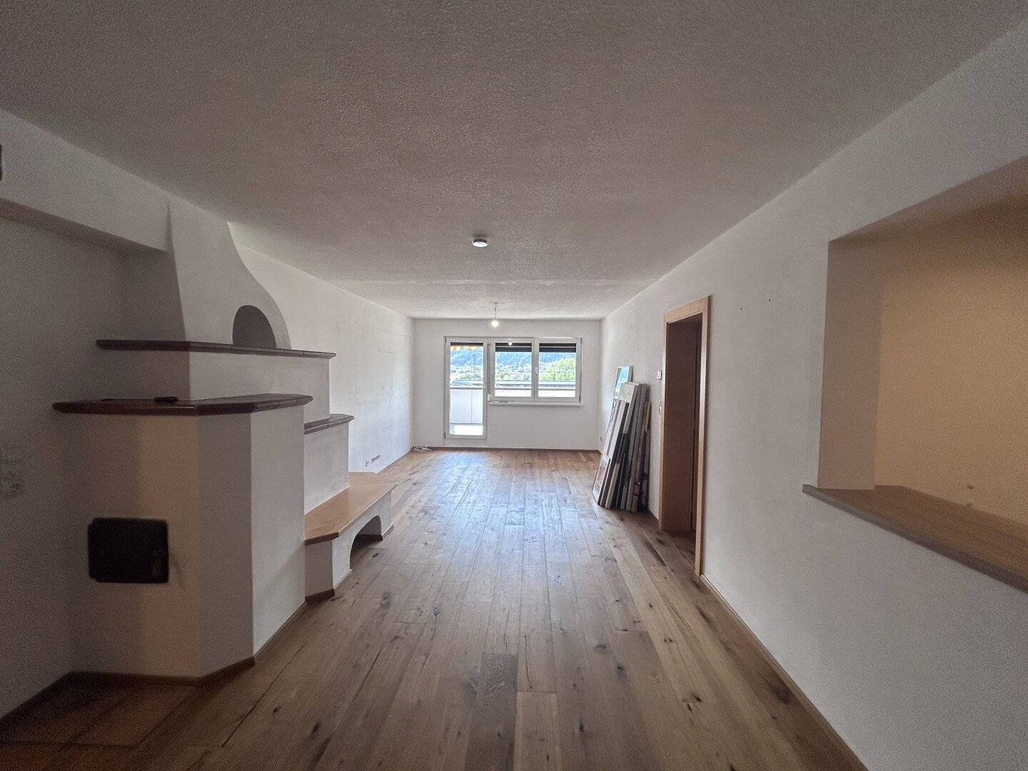 Fritzens: Wohnen auf der Sonnenseite – 3-Zimmer-Wohnung mit Südterrasse und Kachelofen