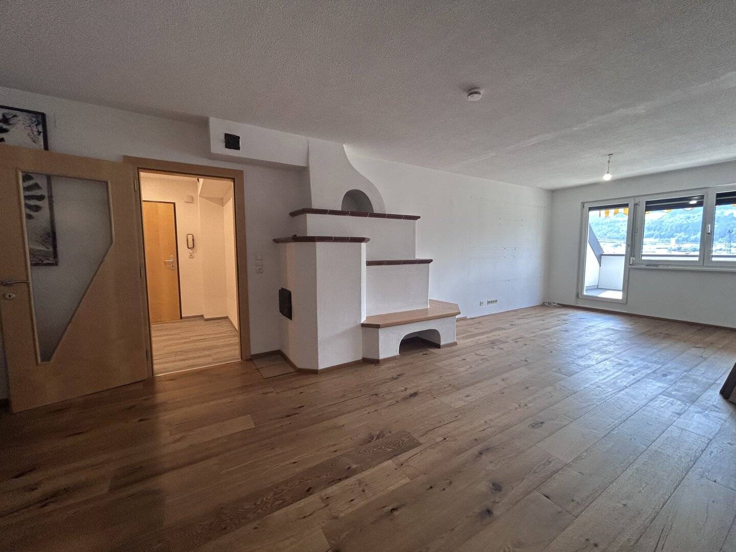 Fritzens: Wohnen auf der Sonnenseite – 3-Zimmer-Wohnung mit Südterrasse und Kachelofen