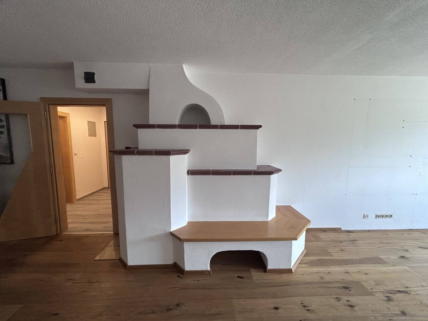 Fritzens: Wohnen auf der Sonnenseite – 3-Zimmer-Wohnung mit Südterrasse und Kachelofen