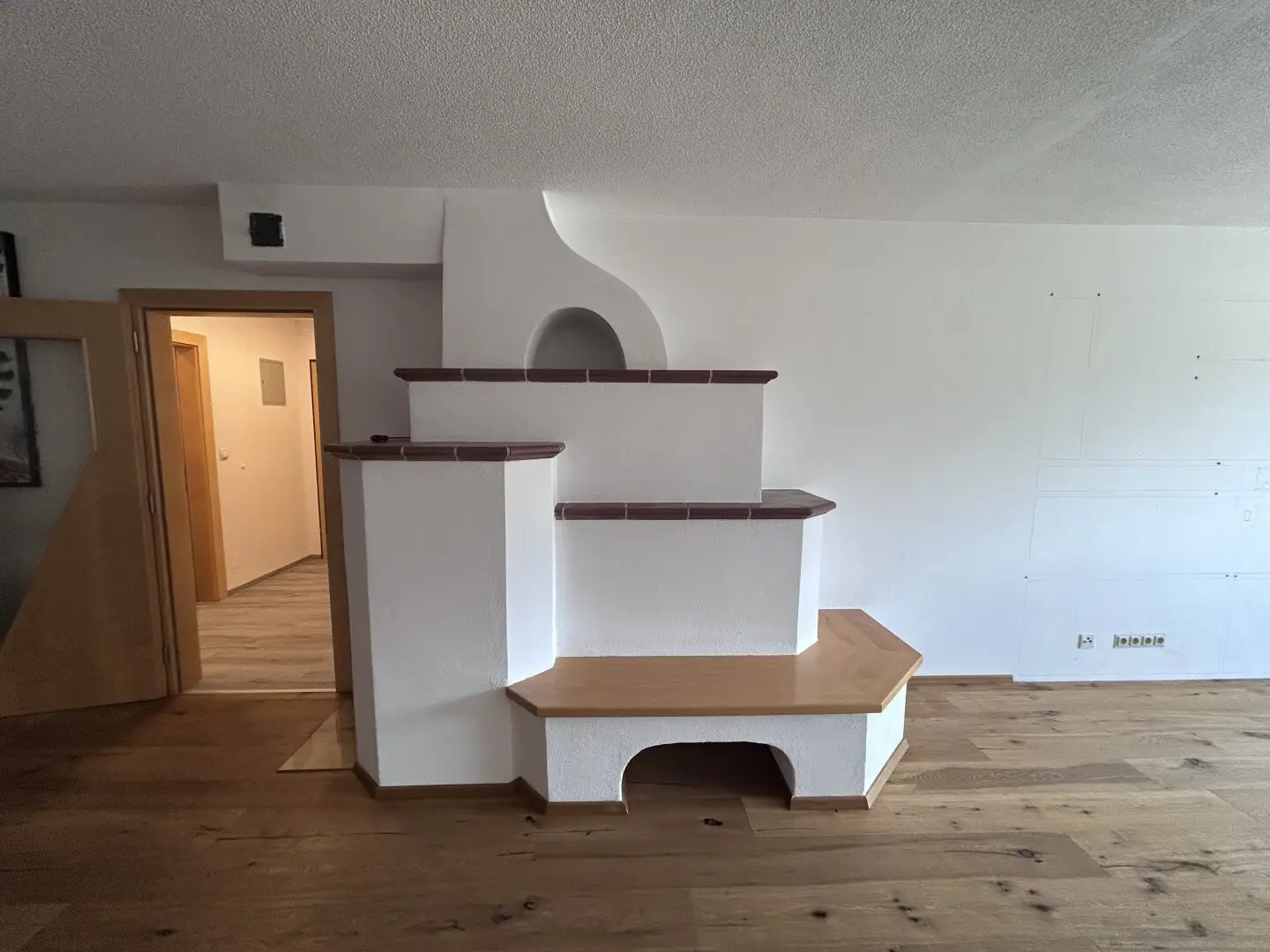 Fritzens: Wohnen auf der Sonnenseite – 3-Zimmer-Wohnung mit Südterrasse und Kachelofen