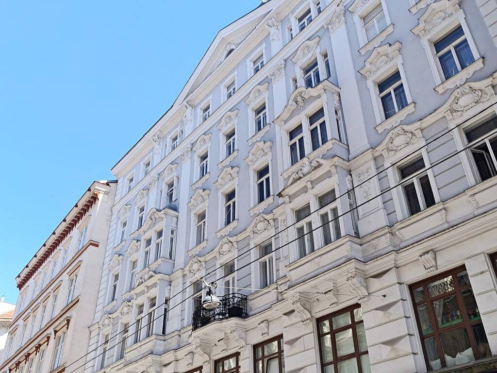 Prime location near Am Graben, 83 m2 retail unit with large display area, sales room, air conditioning, Spiegelgasse