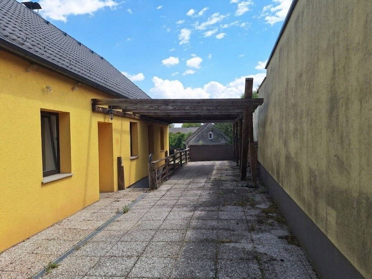Wien Nähe in absoluter Ruhelage: "Dornröschenschloss" auf großem Grund mit Scheune, Garage, Weinkeller, Lagerräumen und einigen Nebengebäuden