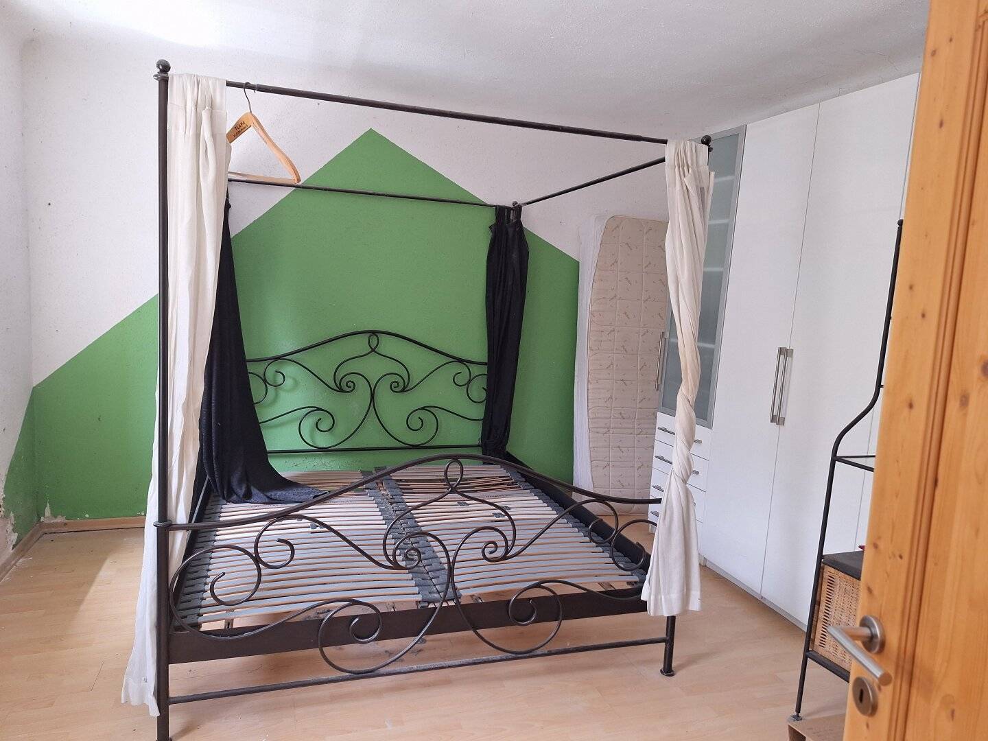 Wien Nähe in absoluter Ruhelage: "Dornröschenschloss" auf großem Grund mit Scheune, Garage, Weinkeller, Lagerräumen und einigen Nebengebäuden