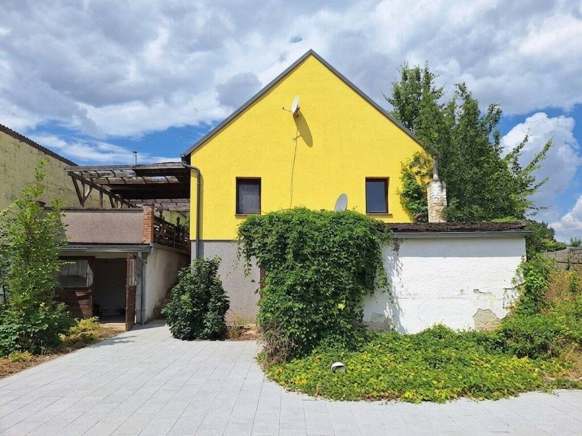 Wien Nähe in absoluter Ruhelage: "Dornröschenschloss" auf großem Grund mit Scheune, Garage, Weinkeller, Lagerräumen und einigen Nebengebäuden