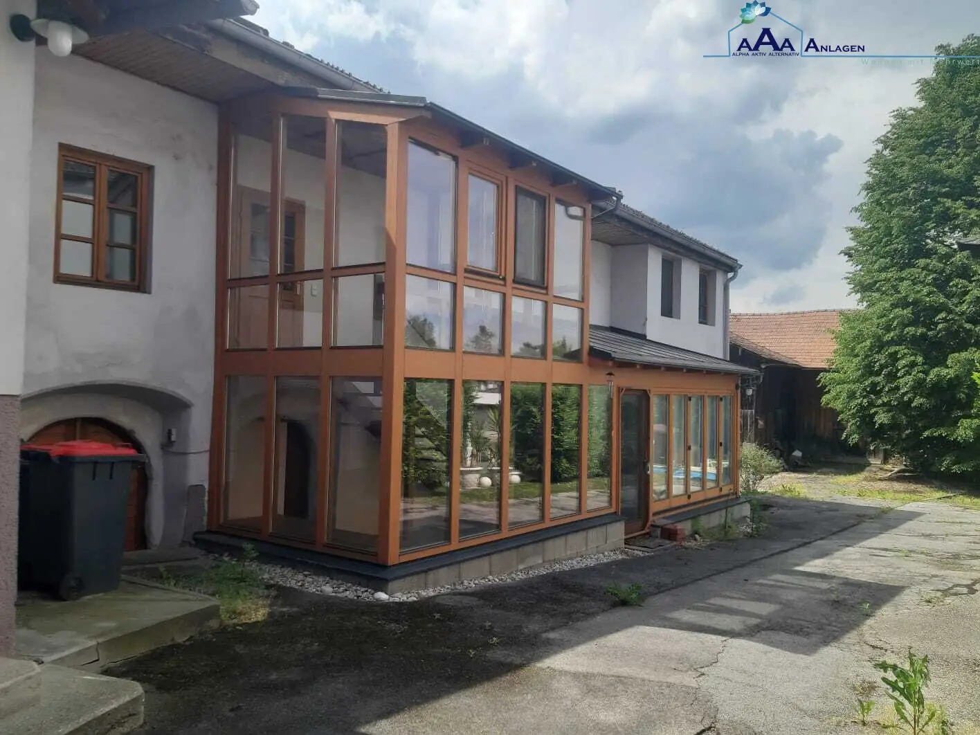 Investors take note: 242 m² living space (2 residential units) top renovated - 970 m² building class II 50% - 830 m² building class II 30% buildable