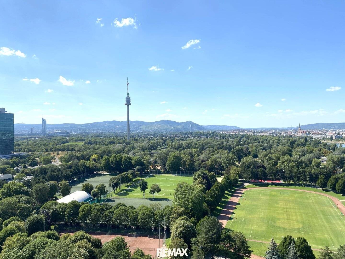 Terrace studio on the 21st floor with Donaupark distant view near the U1 and UNO City