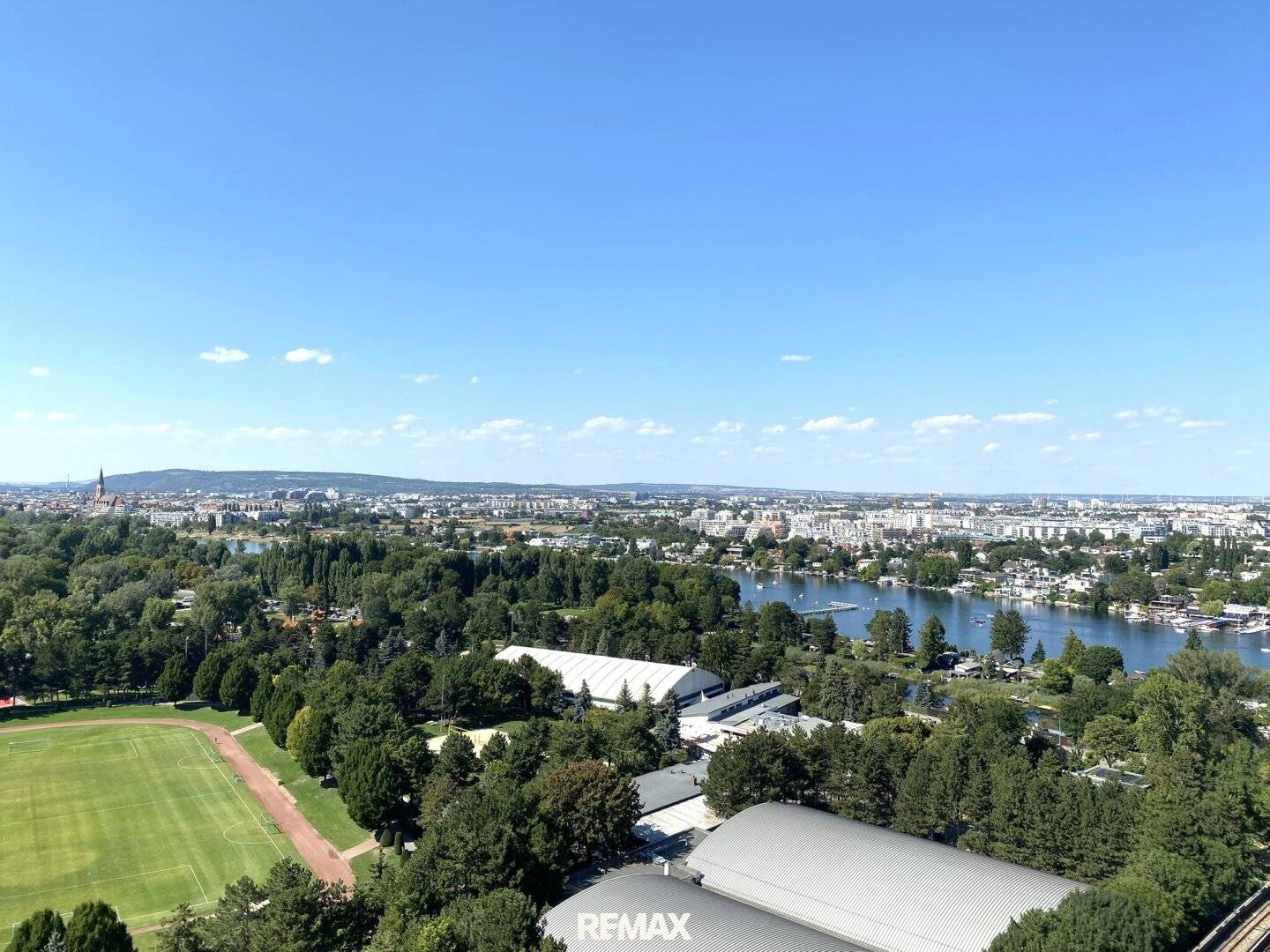 Terrace studio on the 21st floor with Donaupark distant view near the U1 and UNO City