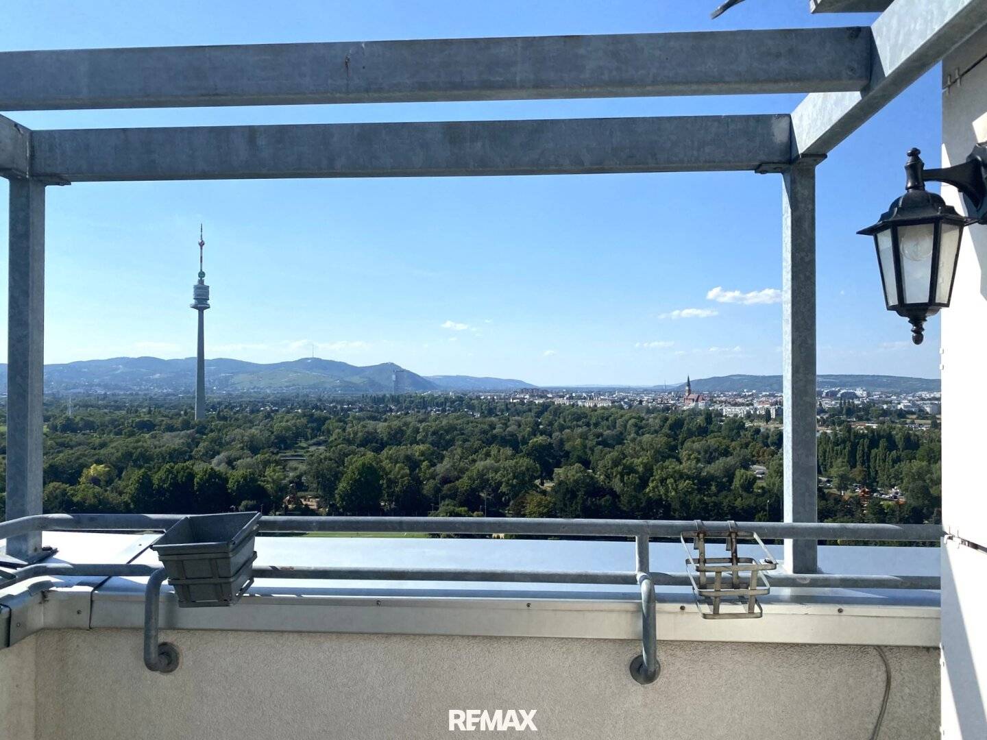 Terrace studio on the 21st floor with Donaupark distant view near the U1 and UNO City