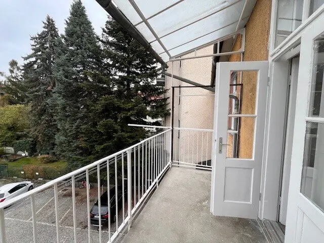 Spacious period apartment with courtyard balcony - first occupancy after renovation