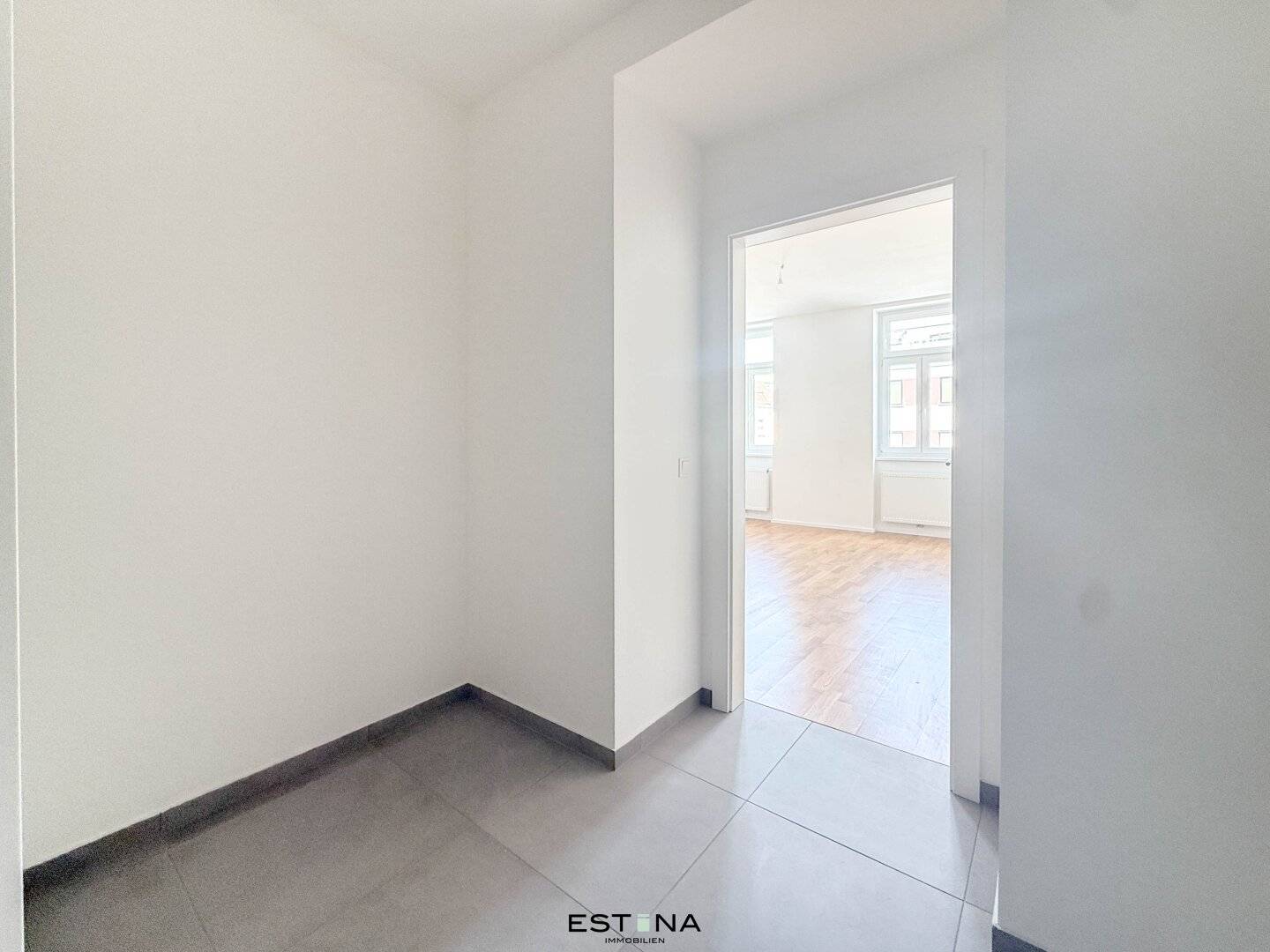 First occupancy after full renovation in Baumgarten | Period apartment with district heating