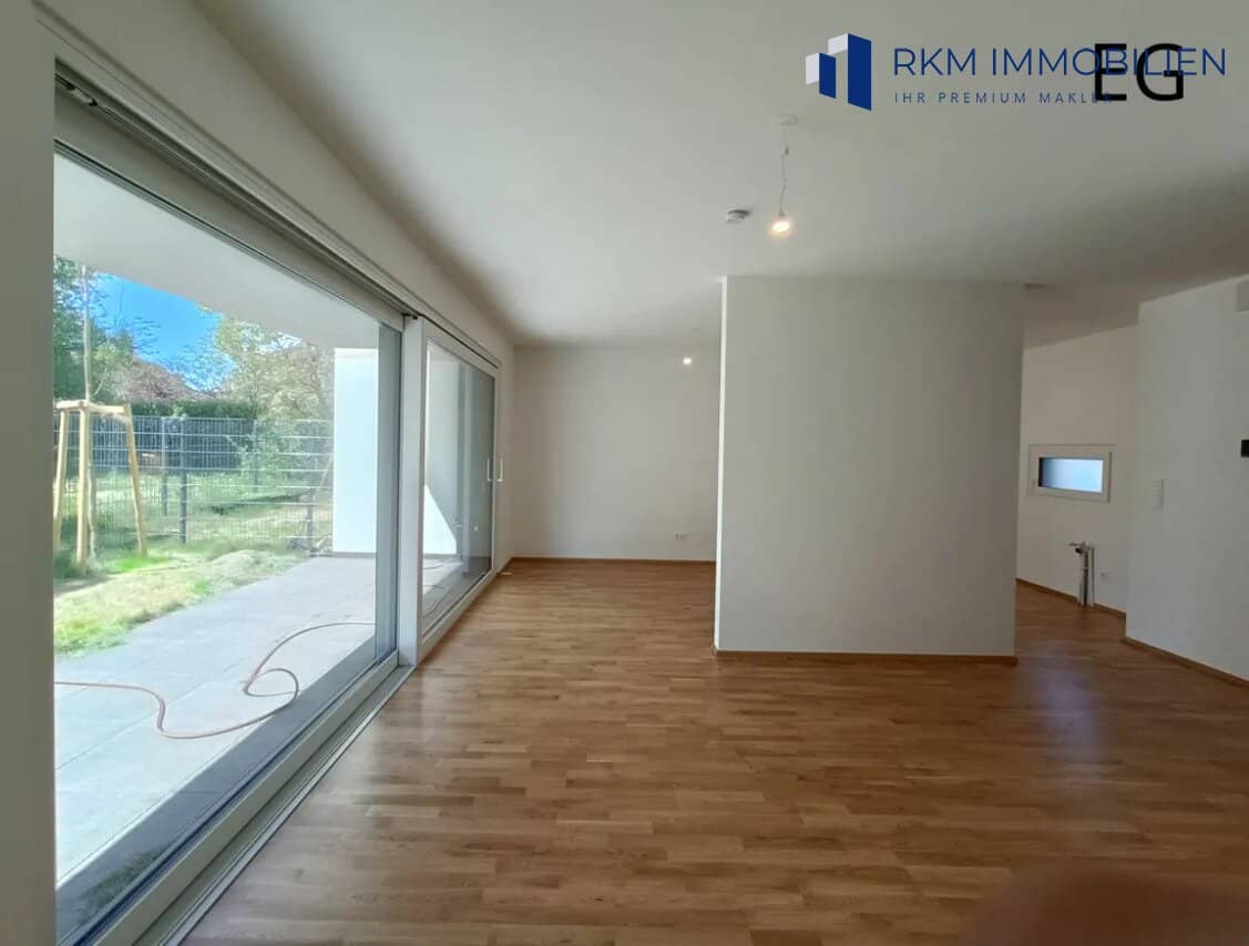 Modern mid-terrace house 5 rooms with garden, large roof terrace and private parking space in 1210 Vienna – first occupancy!
