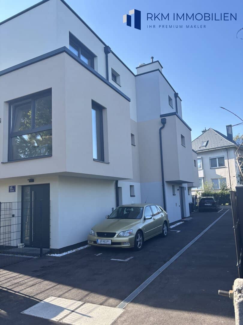 Modern mid-terrace house 5 rooms with garden, large roof terrace and private parking space in 1210 Vienna – first occupancy!