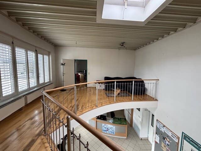 Gols - Office building with storage and social rooms as well as large parking lot