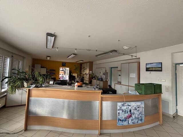 Gols - Office building with storage and social rooms as well as large parking lot