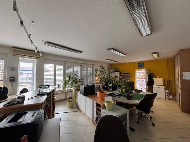 Gols - Office building with storage and social rooms as well as large parking lot