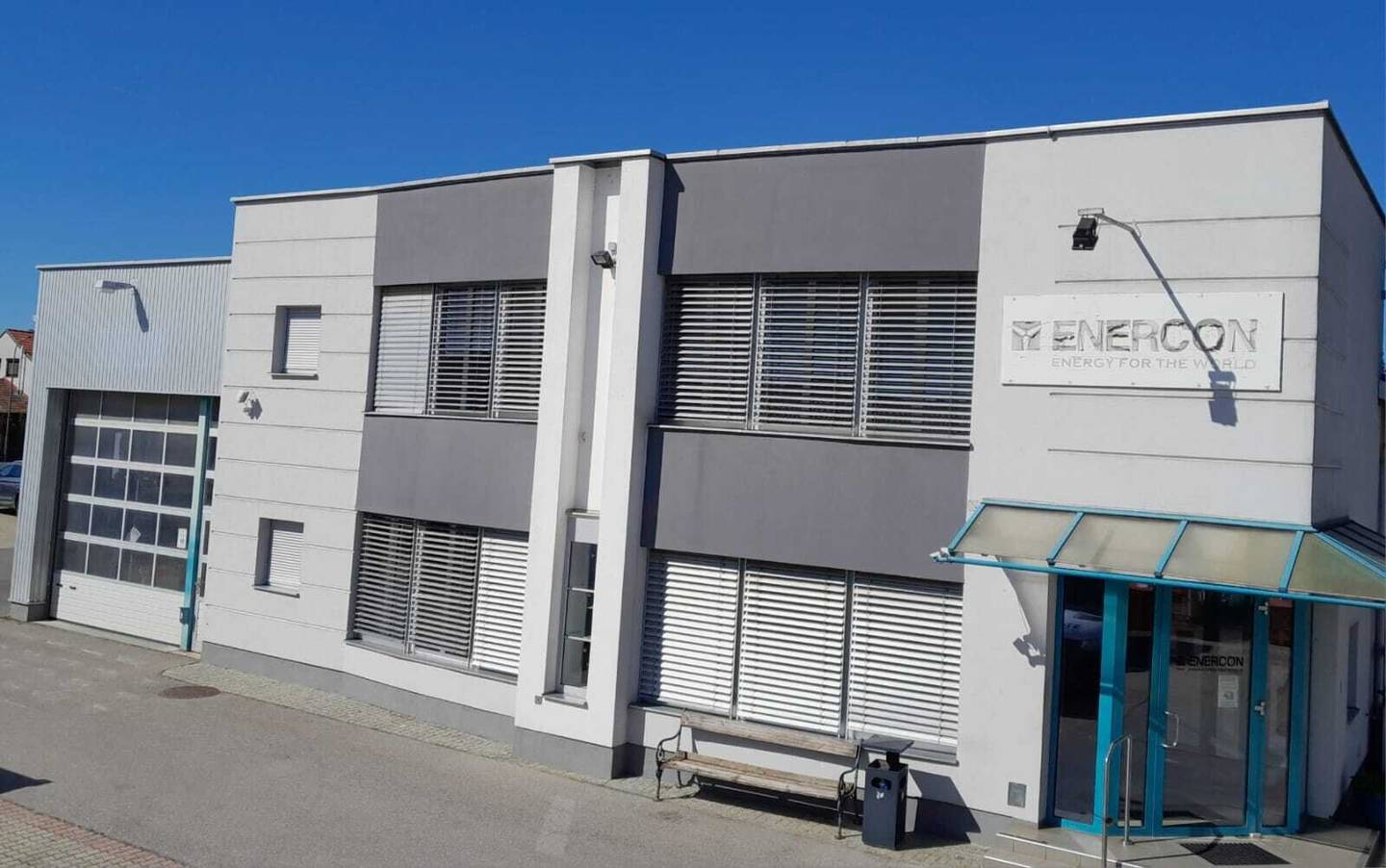 Gols - Office building with storage and social rooms as well as large parking lot