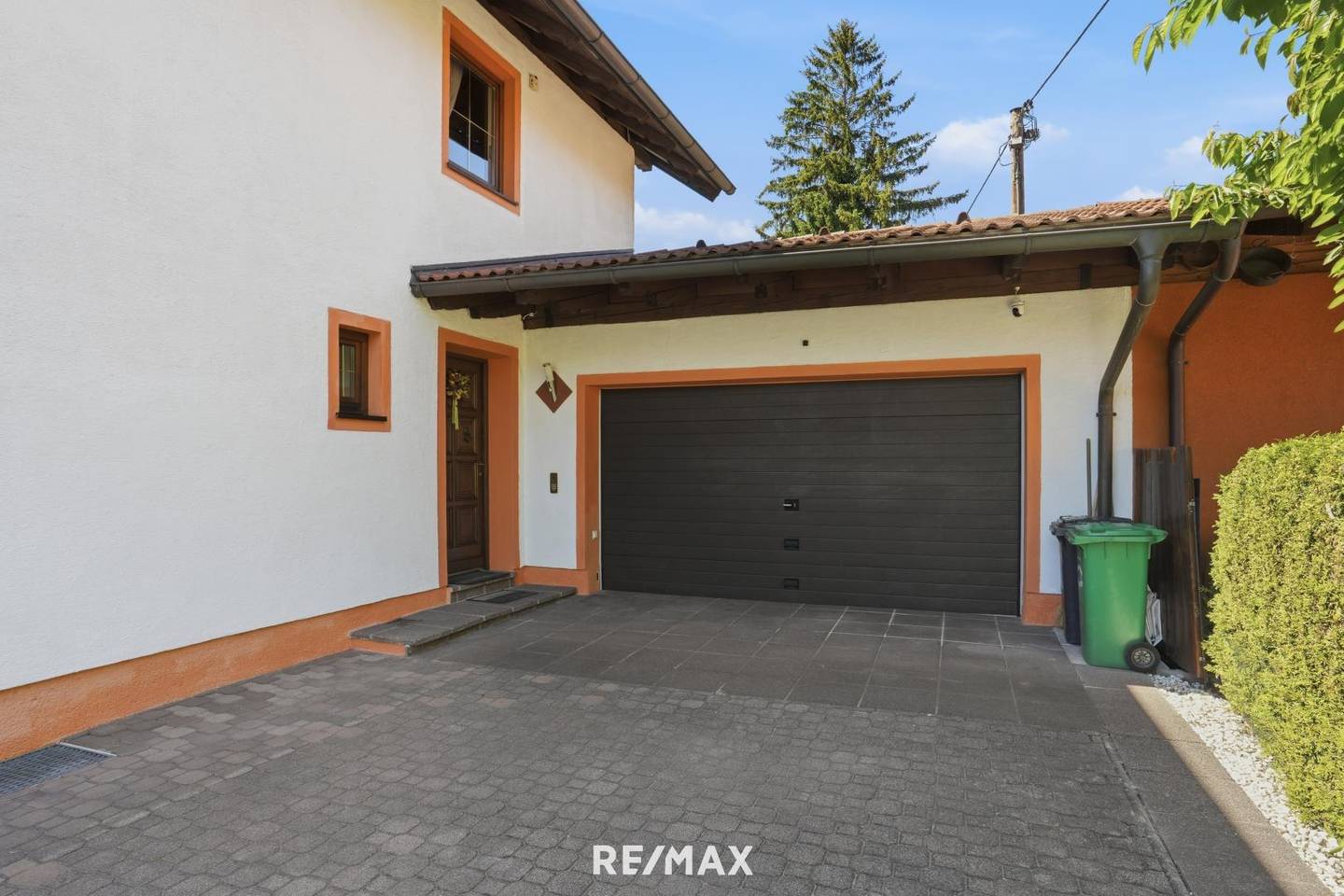 Familienwohnung with sunny garden and double garage
