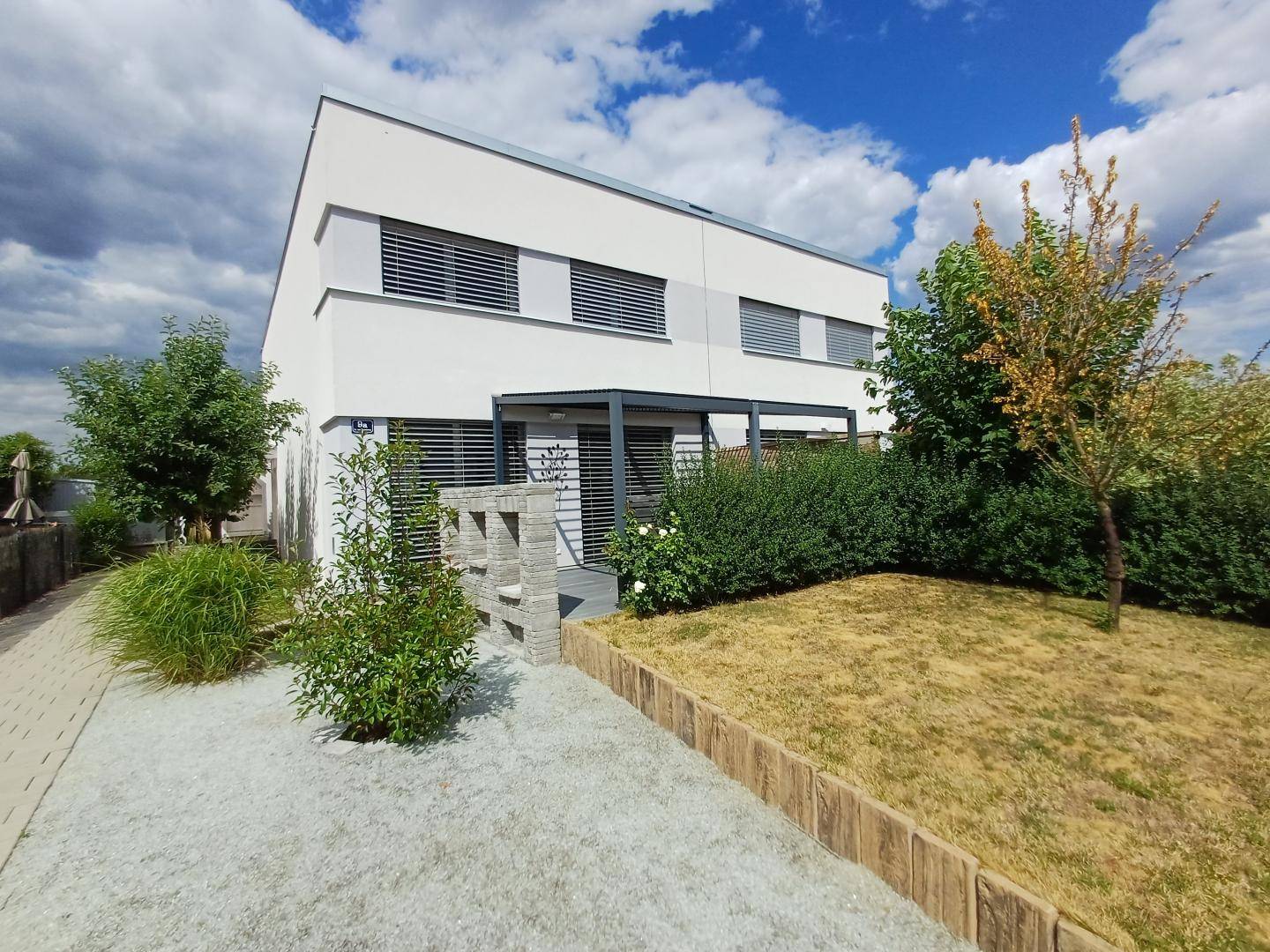 Passivhaus mit überdachter Terrasse in ruhiger Lage Familienwohnung