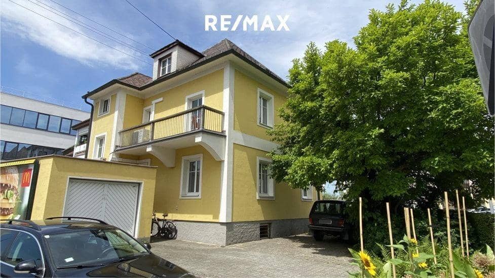 Distinctive town building centrally located Apartment with air conditioning