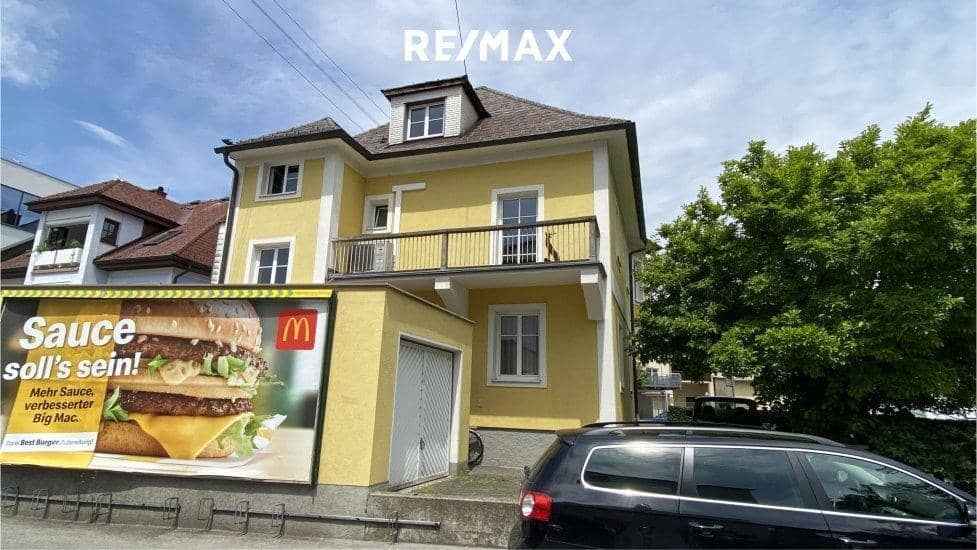 Distinctive town building centrally located Apartment with air conditioning