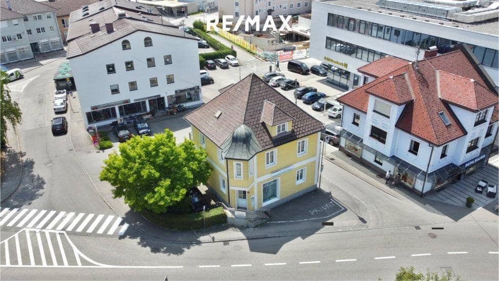 Distinctive town building centrally located Apartment with air conditioning