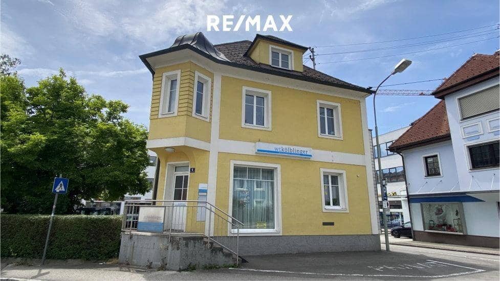 Distinctive town building centrally located Apartment with air conditioning