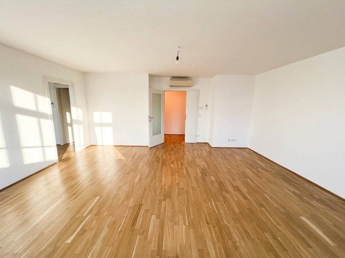 UNBEFRISTET: Top-Lage beim Stephansplatz: Moderne, klimatisierte Dachgeschoßwohnung im stilvollen Haus / Prime location near Stephansplatz: a modern, air-conditioned penthouse flat in a stylish building